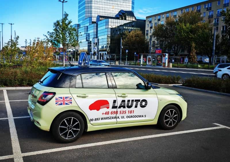 Biuro OSK Lauto przy ul. Ogrodowej 5 w Warszawie z samochodem szkoleniowym